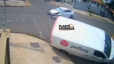 Fotos de Carro avança preferencial e causa acidente em Maringá