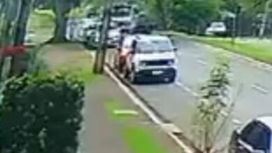 Fotos de Descontrolado: Câmera flagra acidente entre caminhão e 3 carros em Maringá; veja