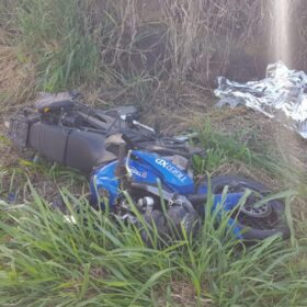 Homem com moto com placa de Maringá morre após grave acidente na BR-376; caminhoneiro fugiu Foto 1 Fotos de Homem com moto com placa de Maringá morre após grave acidente na BR-376; caminhoneiro fugiu