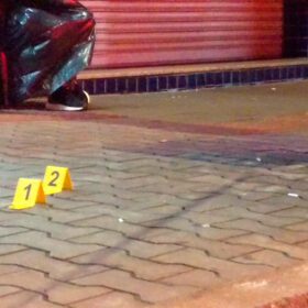 Fotos de Homem é executado a tiros sentado em cadeira ao lado da esposa na região