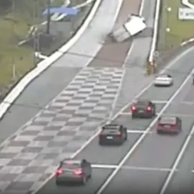 Fotos de Freio de caminhão falha e área de escape evita acidente na BR-376; veja