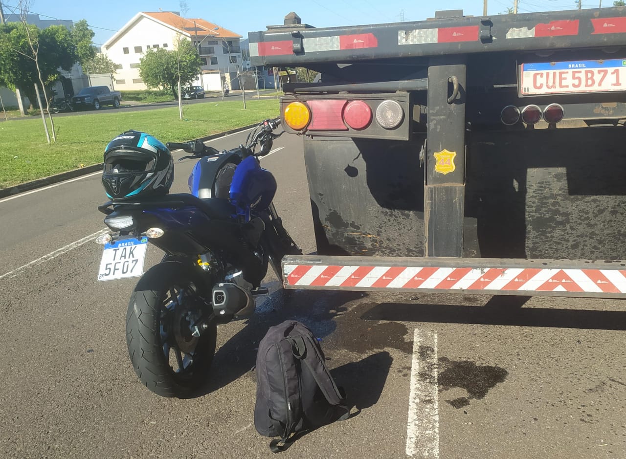 Motociclista fica em estado grave após bater em caminhão estacionado em Maringá Foto 1 Fotos de Motociclista fica em estado grave após bater em caminhão estacionado em Maringá