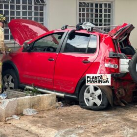Fotos de Motorista embriagado bate em árvore e invade residência em Maringá; duas pessoas ficaram feridas