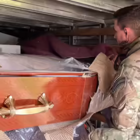 Fotos de PRF apreende vinhos argentinos escondidos em carga de caixões no Paraná