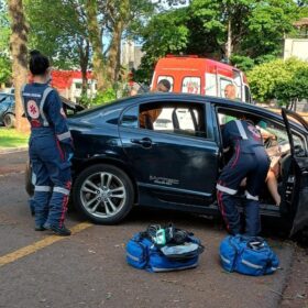 Fotos de Três pessoas sofrem ferimentos graves após carro bater em árvore em Maringá