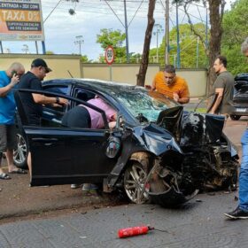 Fotos de Três pessoas sofrem ferimentos graves após carro bater em árvore em Maringá