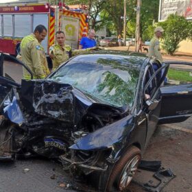 Fotos de Três pessoas sofrem ferimentos graves após carro bater em árvore em Maringá