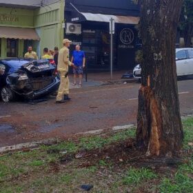 Fotos de Três pessoas sofrem ferimentos graves após carro bater em árvore em Maringá