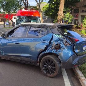 Fotos de Três pessoas sofrem ferimentos graves após carro bater em árvore em Maringá