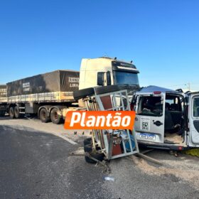 Fotos de Acidente entre carreta e veículo deixa seis trabalhadores feridos em Maringá