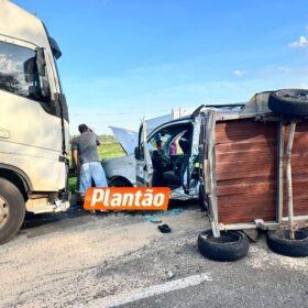Fotos de Acidente entre carreta e veículo deixa seis trabalhadores feridos em Maringá
