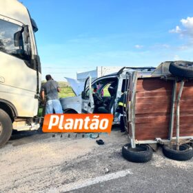 Fotos de Acidente entre carreta e veículo deixa seis trabalhadores feridos em Maringá