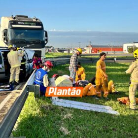 Fotos de Acidente entre carreta e veículo deixa seis trabalhadores feridos em Maringá