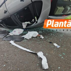 Câmera registra carro capotando após bater em carro e moto estacionados em Maringá Foto 3 Fotos de Câmera registra carro capotando após bater em carro e moto estacionados em Maringá