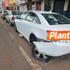 Câmera registra carro capotando após bater em carro e moto estacionados em Maringá Foto 4 Fotos de Câmera registra carro capotando após bater em carro e moto estacionados em Maringá