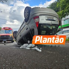 Câmera registra carro capotando após bater em carro e moto estacionados em Maringá Foto 2 Fotos de Câmera registra carro capotando após bater em carro e moto estacionados em Maringá