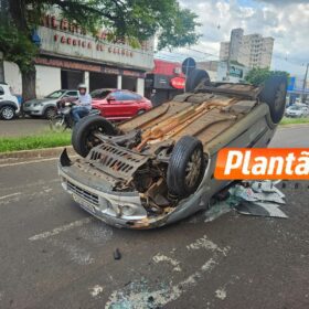 Câmera registra carro capotando após bater em carro e moto estacionados em Maringá Foto 6 Fotos de Câmera registra carro capotando após bater em carro e moto estacionados em Maringá