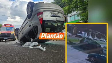 Fotos de Câmera registra carro capotando após bater em carro e moto estacionados em Maringá