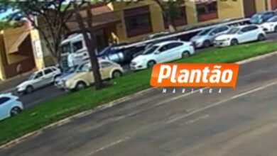 Fotos de Câmera registra motociclista batendo em carro e caindo embaixo de carreta em Maringá