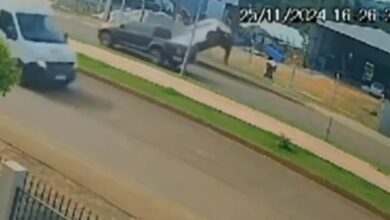 Fotos de Carro estacionado capota ‘sozinho’ no Paraná; vídeo mostra acidente