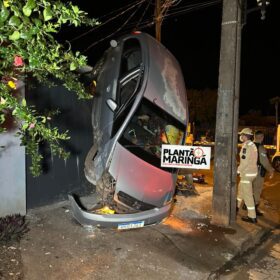 Fotos de Carro fica 'em pé' após acidente de trânsito em Sarandi