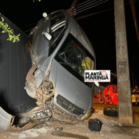 Fotos de Carro fica 'em pé' após acidente de trânsito em Sarandi