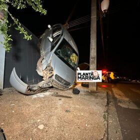 Fotos de Carro fica 'em pé' após acidente de trânsito em Sarandi
