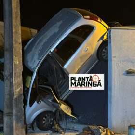Fotos de Carro fica 'em pé' após acidente de trânsito em Sarandi