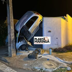 Fotos de Carro fica 'em pé' após acidente de trânsito em Sarandi