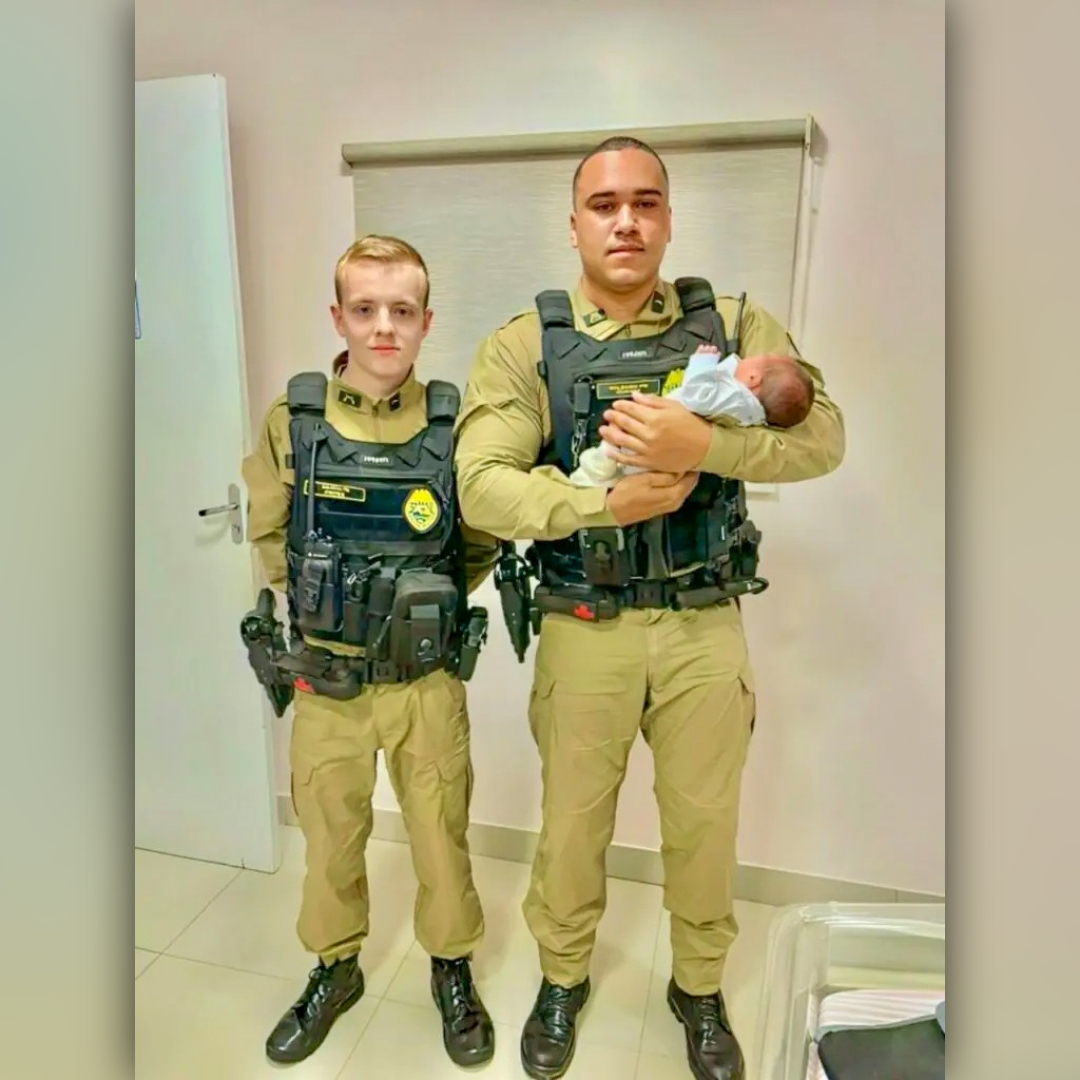 Policiais salvam bebê engasgado com leite Foto 1 Fotos de Policiais salvam bebê engasgado com leite