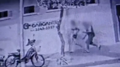 Fotos de Homem é preso após passar a mão em partes íntimas de garota de 13 anos; vídeo flagrou o crime