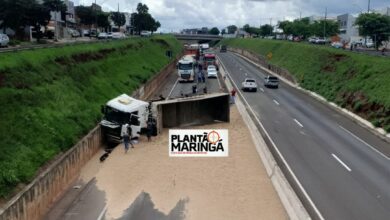 Fotos de Carreta tomba e interdita pista no Contorno Norte em direção a Sarandi