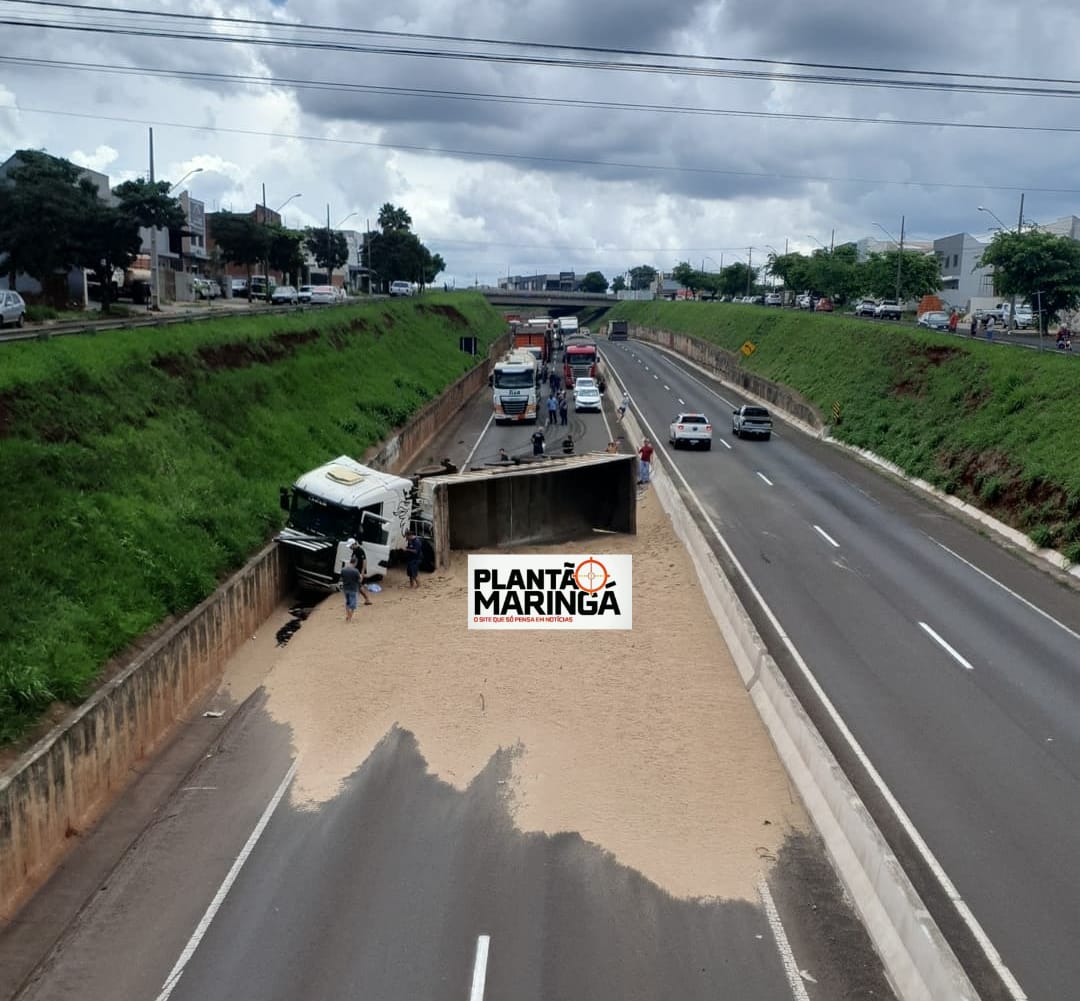 Fotos de Carreta tomba e interdita pista no Contorno Norte em direção a Sarandi