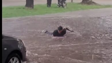 Fotos de Morador de Maringá viraliza após ‘surfar’ durante temporal na cidade; VÍDEO