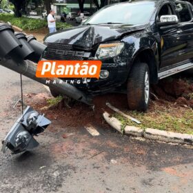 Motorista derruba semáforo e causa transtornos no trânsito em Maringá Foto 1 Fotos de Motorista derruba semáforo e causa transtornos no trânsito em Maringá