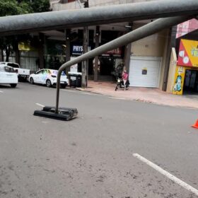 Motorista derruba semáforo e causa transtornos no trânsito em Maringá Foto 2 Fotos de Motorista derruba semáforo e causa transtornos no trânsito em Maringá