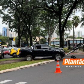 Motorista derruba semáforo e causa transtornos no trânsito em Maringá Foto 3 Fotos de Motorista derruba semáforo e causa transtornos no trânsito em Maringá