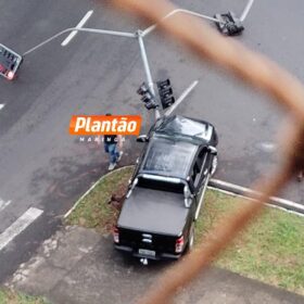 Motorista derruba semáforo e causa transtornos no trânsito em Maringá Foto 4 Fotos de Motorista derruba semáforo e causa transtornos no trânsito em Maringá