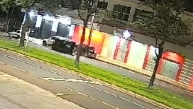 Fotos de Vídeo mostra motorista embriagado capotando carro em Maringá