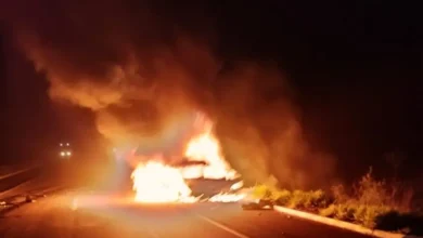 Fotos de Paraná: Carro pega fogo após colidir contra caminhão e duas pessoas morrem; vídeo