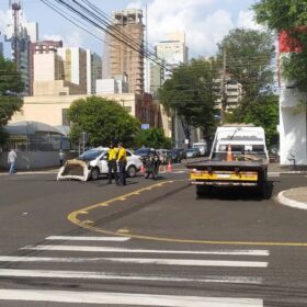 Fotos de Táxi fura sinal vermelho e bate em SUV no centro de Maringá; VÍDEO