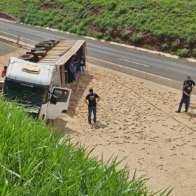 Fotos de Vídeo mostra carreta tombando no Contorno Norte em Maringá