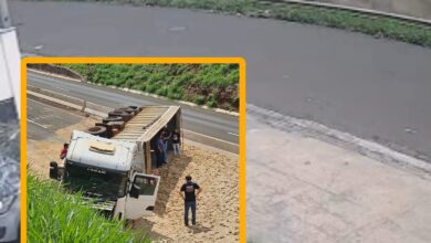 Fotos de Vídeo mostra carreta tombando no Contorno Norte em Maringá