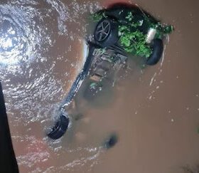 Fotos de Carro cai de ponte e fica submerso em rio na região de Maringá; motorista morreu
