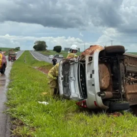 Carro capota após aquaplanar na PR-323 entre Maringá e Doutor Camargo Foto 1 Fotos de Carro capota após aquaplanar na PR-323 entre Maringá e Doutor Camargo