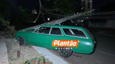 Fotos de Motorista perde controle de Caravan e bate em poste em Maringá