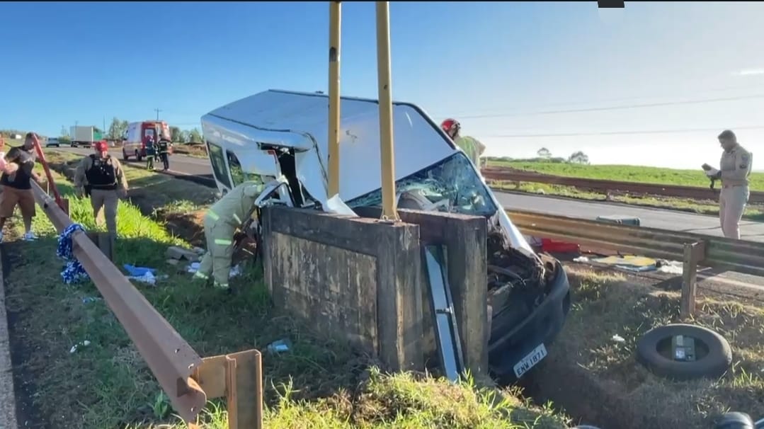Fotos de Padre morre e outras sete pessoas ficam feridas em acidente com van na PR-317
