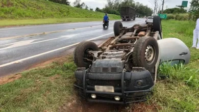 Fotos de Prefeito e primeira-dama grávida ficam feridos após caminhonete capotar