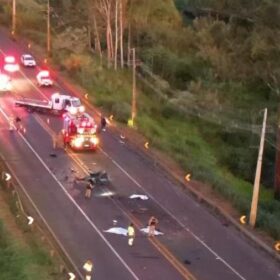 Fotos de Três pessoas morrem e duas ficam feridas em acidente na PR-444; carro foi partido ao meio