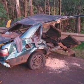 Fotos de Três pessoas morrem e duas ficam feridas em acidente na PR-444; carro foi partido ao meio